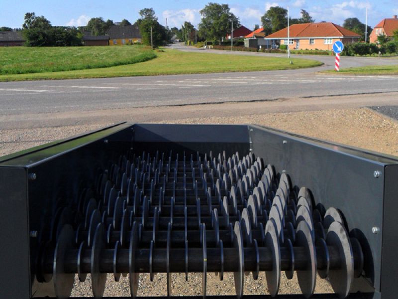 Screening with rotating rolls