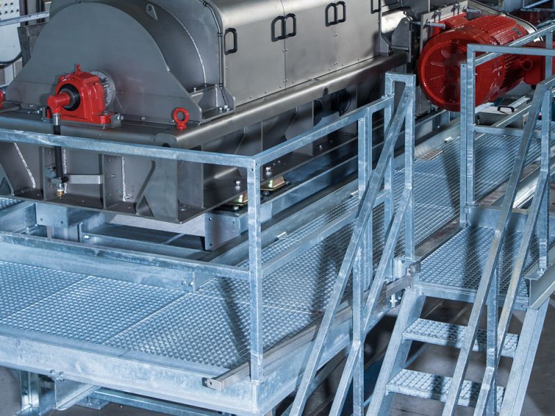 Pretreatment plant for food waste with platform