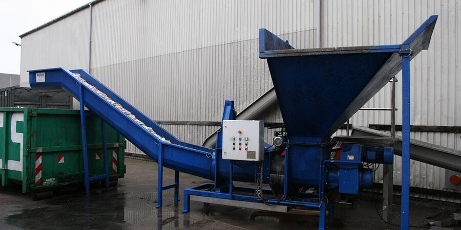 Dewatering system empties PET bottles