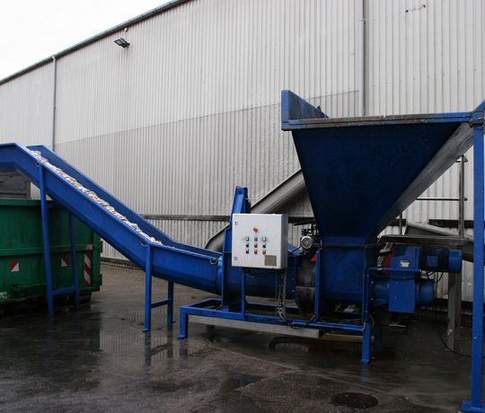 Dewatering system empties PET bottles