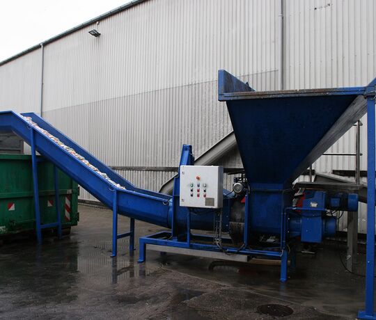 Dewatering system empties PET bottles